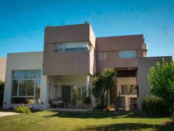 VENTA CASA CON PILETA EN EL CANTON NORTE ESCOBAR