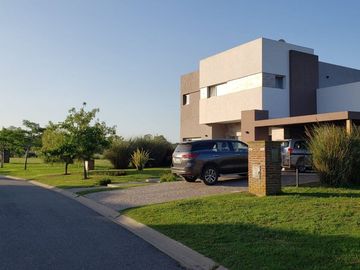 VENTA CASA CON PILETA EN EL CANTON NORTE ESCOBAR