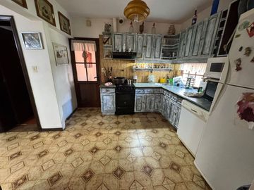 VENTA CASA 4AMB QUINCHO Y COCHERA + GALPON MERLO