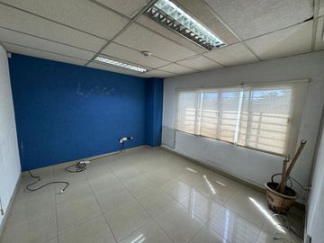 VENTA DEPOSITO CON OFICINAS MONTACARGA ITUZAINGO