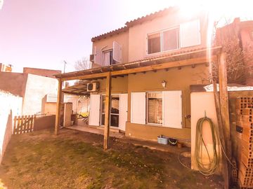 VENTA CASA 4 AMBIENTES CON JARDÍN PILAR MONTECARLO