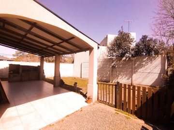 VENTA CASA 4 AMBIENTES CON JARDÍN PILAR MONTECARLO