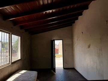 Venta casa a reciclar. Fondo libre. Apta crédito.