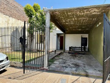 Venta casa a reciclar. Fondo libre. Apta crédito.