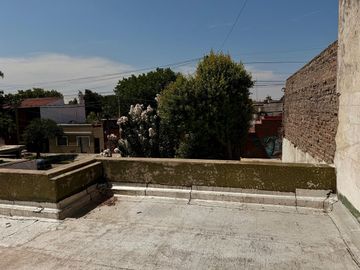 Venta casa a reciclar. Fondo libre. Apta crédito.