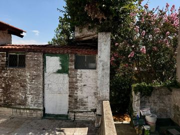 Venta casa a reciclar. Fondo libre. Apta crédito.