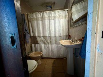 Venta casa a reciclar. Fondo libre. Apta crédito.