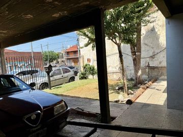 Venta casa a reciclar. Fondo libre. Apta crédito.