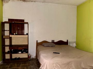 Venta casa a reciclar. Fondo libre. Apta crédito.