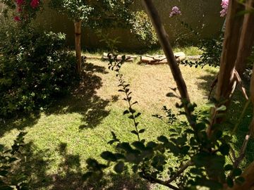 Venta casa a reciclar. Fondo libre. Apta crédito.