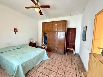 Venta casa a reciclar. Fondo libre. Apta crédito.