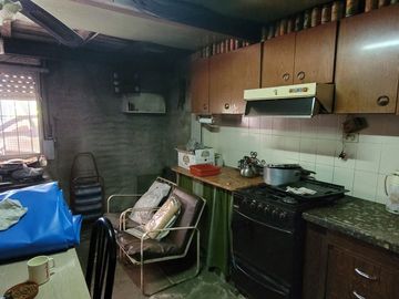 Galpón c/salida a dos calles y casa 3 amb arriba