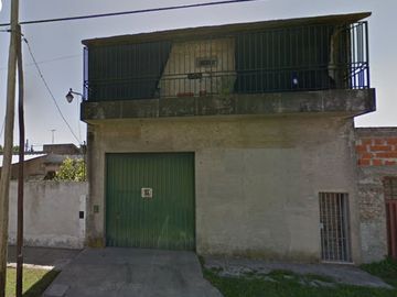 Galpón c/salida a dos calles y casa 3 amb arriba