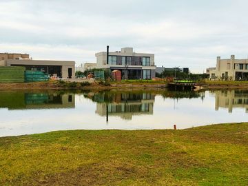 Venta Lote a la LAGUNA en Magallanes Hudson