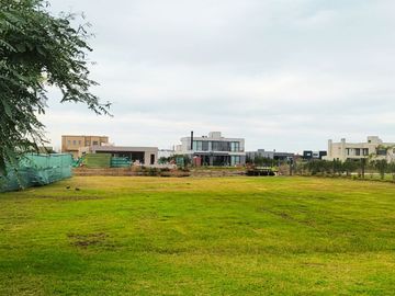 Venta Lote a la LAGUNA en Magallanes Hudson