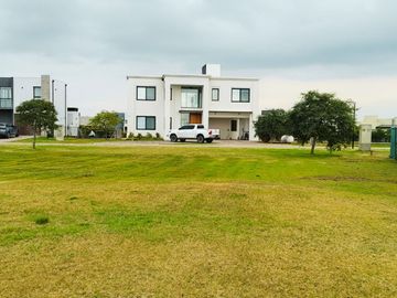 Venta Lote a la LAGUNA en Magallanes Hudson