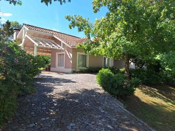 VENTA CASA 5 AMB CLUB DE CAMPO LOS PUENTES LUJAN