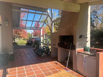 VENTA CASA 5 AMB CLUB DE CAMPO LOS PUENTES LUJAN