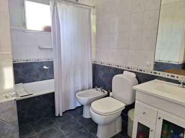 VENTA CASA 5 AMB CLUB DE CAMPO LOS PUENTES LUJAN