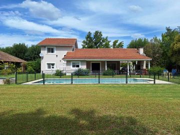VENTA CASA 5 AMB CLUB DE CAMPO LOS PUENTES LUJAN