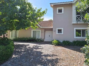 VENTA CASA 5 AMB CLUB DE CAMPO LOS PUENTES LUJAN