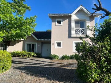 VENTA CASA 5 AMB CLUB DE CAMPO LOS PUENTES LUJAN