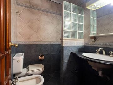 VENTA CASA 4 DORMITORIOS PALOMAR COCHERA y mas.