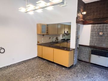 VENTA CASA 4 DORMITORIOS PALOMAR COCHERA y mas.