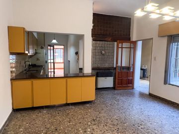 VENTA CASA 4 DORMITORIOS PALOMAR COCHERA y mas.