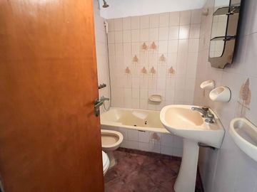VENTA CASA 4 DORMITORIOS PALOMAR COCHERA y mas.