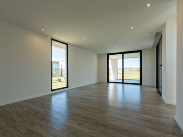 VENTA CASA 5 AMB BARRIO EVERLYNKS LUJAN PERMUTA
