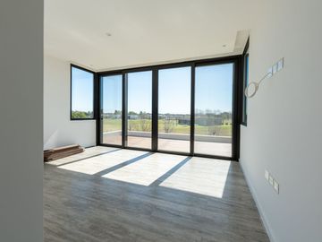 VENTA CASA 5 AMB BARRIO EVERLYNKS LUJAN PERMUTA