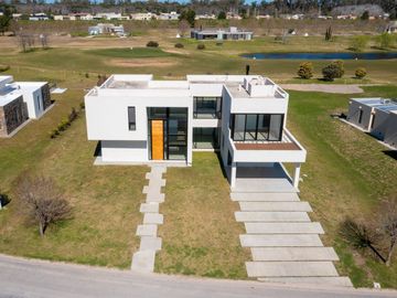 VENTA CASA 5 AMB BARRIO EVERLYNKS LUJAN PERMUTA