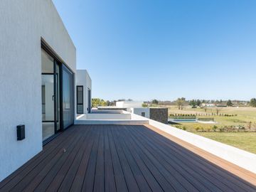 VENTA CASA 5 AMB BARRIO EVERLYNKS LUJAN PERMUTA