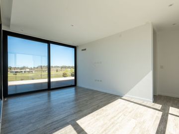 VENTA CASA 5 AMB BARRIO EVERLYNKS LUJAN PERMUTA