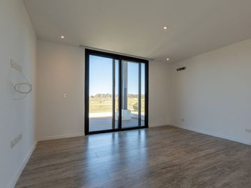 VENTA CASA 5 AMB BARRIO EVERLYNKS LUJAN PERMUTA