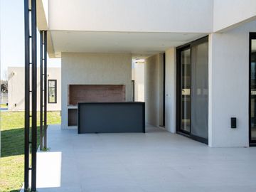 VENTA CASA 5 AMB BARRIO EVERLYNKS LUJAN PERMUTA