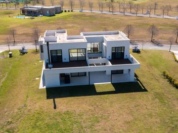 VENTA CASA 5 AMB BARRIO EVERLYNKS LUJAN PERMUTA