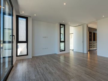 VENTA CASA 5 AMB BARRIO EVERLYNKS LUJAN PERMUTA
