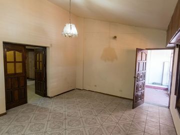 VENTA CASA 3 AMBIENTES MERLO CENTRO