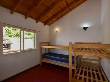 CASA 4 AMBIENTES CON PARQUE GARAGE SANTA CLARA