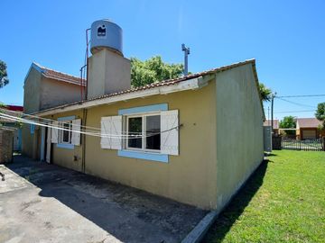 CASA 4 AMBIENTES CON PARQUE GARAGE SANTA CLARA