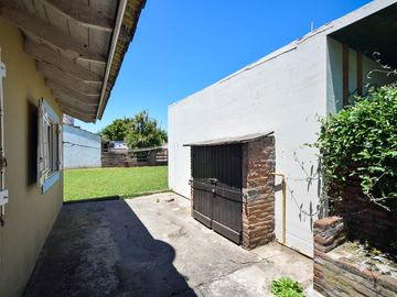 CASA 4 AMBIENTES CON PARQUE GARAGE SANTA CLARA