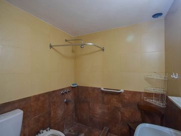 CASA 4 AMBIENTES CON PARQUE GARAGE SANTA CLARA