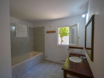 CASA 4 AMBIENTES CON PARQUE GARAGE SANTA CLARA