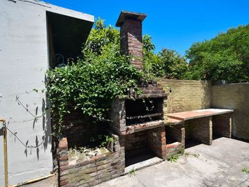 CASA 4 AMBIENTES CON PARQUE GARAGE SANTA CLARA