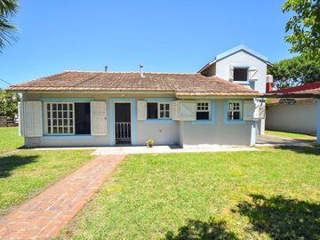CASA 4 AMBIENTES CON PARQUE GARAGE SANTA CLARA