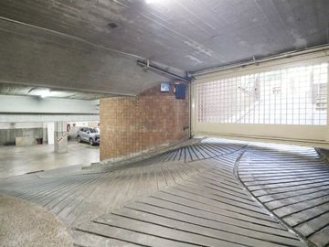 VENTA 4 AMBIENTES + DEPENDENCIA C/ COCHERA FLORES