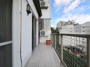 VENTA 4 AMBIENTES + DEPENDENCIA C/ COCHERA FLORES