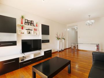 VENTA 4 AMBIENTES + DEPENDENCIA C/ COCHERA FLORES